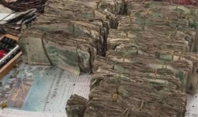 Cụ ông chôn 700 triệu đồng tiềnn mặt dưới đất, khi con cháu phát hiện ra thì “khóc ròng” Cụ ông chôn 700 triệu đồng tiềnn mặt dưới đất, khi con cháu phát hiện ra thì “khóc ròng”