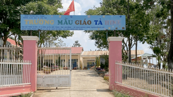 Bé gái 5 tuổi bị xí:ch đu ở trường học Bé gái 5 tuổi bị xí:ch đu ở trường học