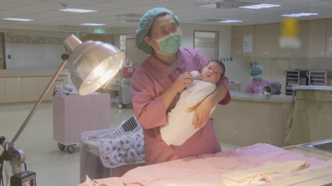 Báo tin vui sinh đôi long phụng cho gia đình sản phụ, nữ y tá bị sa thải chỉ vì 1 câu nói lỡ lời Báo tin vui sinh đôi long phụng cho gia đình sản phụ, nữ y tá bị sa thải chỉ vì 1 câu nói lỡ lời