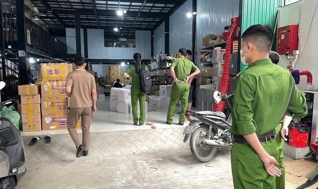 Xôn xao hình ảnh công an xuất hiện ở kho hàng của vợ chồng Tiktoker nổi tiếng, thực hư thế nào? Xôn xao hình ảnh công an xuất hiện ở kho hàng của vợ chồng Tiktoker nổi tiếng, thực hư thế nào?