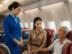 Một cô gái trẻ giàu có ngồi cạnh một cụ ông nghèo trên máy bay. Vừa ngồi xuống ghế, cô lập tức gọi tiếp viên hàng không…..