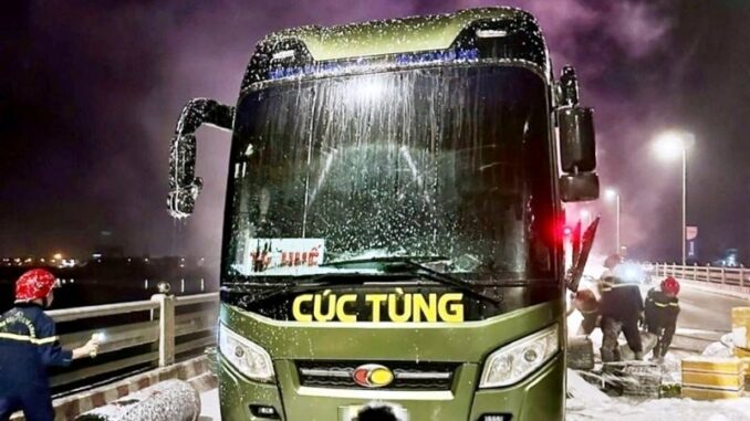 Xe giường nằm bốc cháy khi lưu thông trên đường Xe giường nằm bốc cháy khi lưu thông trên đường
