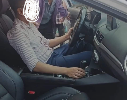 Hưng Yên: Tài xế “ngủ gục” trong xe, người dân tưởng đ:ộᴛ q:uỵ nhanh tay p/há kính xe c:ứu người Hưng Yên: Tài xế “ngủ gục” trong xe, người dân tưởng đ:ộᴛ q:uỵ nhanh tay p/há kính xe c:ứu người