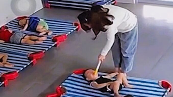 Bảo mẫu bạo hành trẻ ở Quảng Nam, gia đình phẫn nộ vì con hoảng loạn giữa đêm Bảo mẫu bạo hành trẻ ở Quảng Nam, gia đình phẫn nộ vì con hoảng loạn giữa đêm