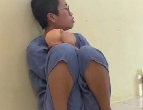 Bà ngoại Bắp nghẹn lời chấp tay xin MTQ: ‘Con gái tôi m.ất con đã khổ lắm rồi, hổng ấy cô chú bỏ qua vụ sao kê cho nó được không? Chứ tôi sợ nó phát đ:iên quá!’ Bà ngoại Bắp nghẹn lời chấp tay xin MTQ: ‘Con gái tôi m.ất con đã khổ lắm rồi, hổng ấy cô chú bỏ qua vụ sao kê cho nó được không? Chứ tôi sợ nó phát đ:iên quá!’