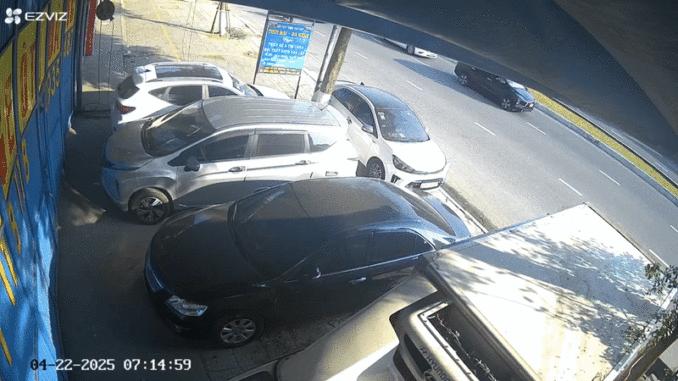 Vụ 2 người t:ử vo:ng bên ô tô bị cháy: Hé lộ camera ghi cảnh chiếc xe dừng giữa đường, bốc cháy Vụ 2 người t:ử vo:ng bên ô tô bị cháy: Hé lộ camera ghi cảnh chiếc xe dừng giữa đường, bốc cháy