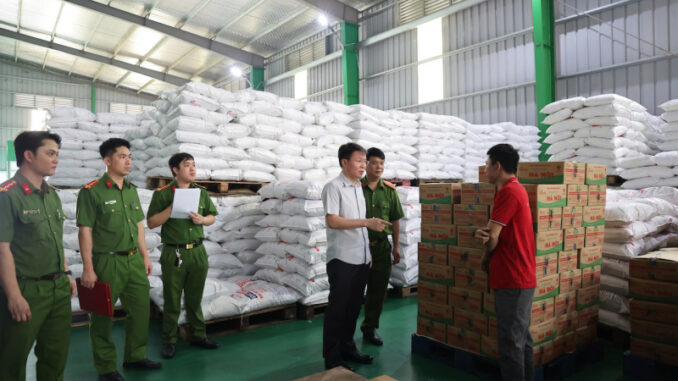 Hàng trăm tấn bột nêm, mỳ chính giả được bán cho các bếp ăn tại khu công nghiệp Hàng trăm tấn bột nêm, mỳ chính giả được bán cho các bếp ăn tại khu công nghiệp