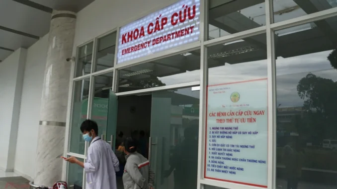 Nữ sinh liên tục la hét, tự bo’p cổ, không nhận ra người thân Nữ sinh liên tục la hét, tự bo’p cổ, không nhận ra người thân