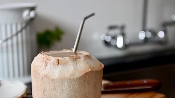 Người đàn ông qua đời do uống nước dừa, bác sĩ cảnh báo một sai lầm nghiêm trọng Người đàn ông qua đời do uống nước dừa, bác sĩ cảnh báo một sai lầm nghiêm trọng