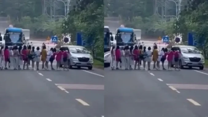 Chỉ vì một bức ảnh, nhóm du khách liều lĩnh chặn cả dòng xe trên đường khiến dân mạng phẫn nộ Chỉ vì một bức ảnh, nhóm du khách liều lĩnh chặn cả dòng xe trên đường khiến dân mạng phẫn nộ