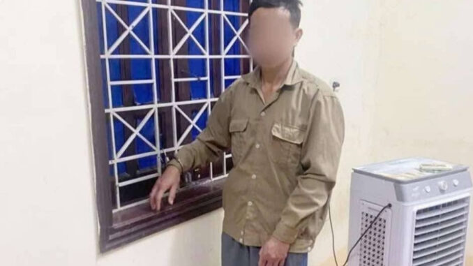 Bắt khẩn cấp nam phụ huynh xông vào trường, lôi cô giáo ra đứng dưới mưa rồi đánh túi bụi Bắt khẩn cấp nam phụ huynh xông vào trường, lôi cô giáo ra đứng dưới mưa rồi đánh túi bụi