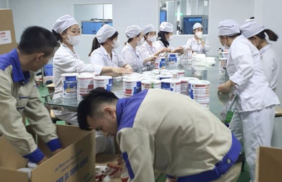 Tám người bị khởi tố trong đường dây sản xuất gần 600 loại sữa bột giả là ai, vai trò thế nào? Tám người bị khởi tố trong đường dây sản xuất gần 600 loại sữa bột giả là ai, vai trò thế nào?