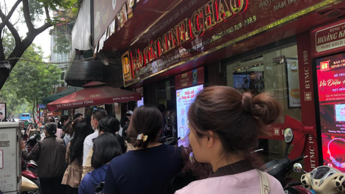 Xếp hàng 2 giờ chờ mua, người Hà Nội ‘gom’ từng chỉ vàng giữa cơn sốt giá Xếp hàng 2 giờ chờ mua, người Hà Nội ‘gom’ từng chỉ vàng giữa cơn sốt giá