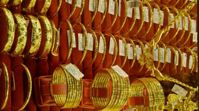 Tối 9/4: Nhà đầu tư chính thức r:ơ:i vào trạng thái “Tiến thoái lưỡng nan”, giá vàng “nhảy múa” liên tục, bán thì tiếc mà không bán thì sợ l:ỗ Tối 9/4: Nhà đầu tư chính thức r:ơ:i vào trạng thái “Tiến thoái lưỡng nan”, giá vàng “nhảy múa” liên tục, bán thì tiếc mà không bán thì sợ l:ỗ