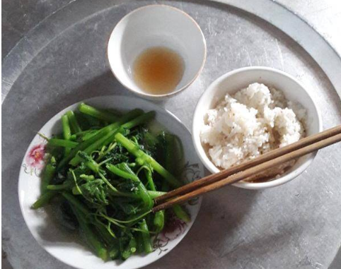 Gửi con về quê nội 3 tháng để đi công tác, tôi đã phải biếu ông bà 5 triệu. Ai ngờ mới được 3 hôm, con trai liên tục lấy trộm điện thoại của bà để gọi cho tôi, đòi lên Hà Nội ở với mẹ. Lo có chuyện chẳng lành tôi vội về quê kiểm tra thì điếng người khi thấy mâm cơm của 2 bà cháu … Gửi con về quê nội 3 tháng để đi công tác, tôi đã phải biếu ông bà 5 triệu. Ai ngờ mới được 3 hôm, con trai liên tục lấy trộm điện thoại của bà để gọi cho tôi, đòi lên Hà Nội ở với mẹ. Lo có chuyện chẳng lành tôi vội về quê kiểm tra thì điếng người khi thấy mâm cơm của 2 bà cháu …