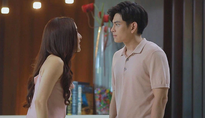 Tôi và mẹ đang đi chợ thì bắt gặp chồng tay trong tay với một cô gái ngoại hình khá, nhìn thấy cảnh này mặt tôi nóng phừng phừng, cơn ghen nổi lên cuồn cuộn nhưng vẫn giả như chẳng có gì xảy ra. Những tưởng đôi trẻ sẽ chìm đắm trong hạnh phúc nhưng khi mẹ bước vào thì cô bồ tái mặt, không còn dám te tởn với chồng tôi nữa Tôi và mẹ đang đi chợ thì bắt gặp chồng tay trong tay với một cô gái ngoại hình khá, nhìn thấy cảnh này mặt tôi nóng phừng phừng, cơn ghen nổi lên cuồn cuộn nhưng vẫn giả như chẳng có gì xảy ra. Những tưởng đôi trẻ sẽ chìm đắm trong hạnh phúc nhưng khi mẹ bước vào thì cô bồ tái mặt, không còn dám te tởn với chồng tôi nữa