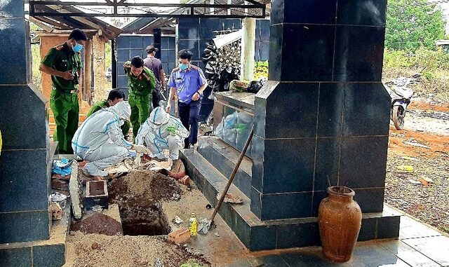 Khai quật 1 bào thai để phục vụ công tác điều tra Khai quật 1 bào thai để phục vụ công tác điều tra