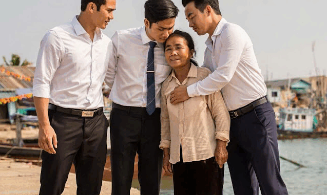 Chồng bỏ đi theo cô gái khác, người phụ nữ làng chài ở vậy nuôi 3 con trai ăn học, 20 năm sau các con trở về làm cho mẹ một việc khiến ai cũng ngưỡng mộ… Chồng bỏ đi theo cô gái khác, người phụ nữ làng chài ở vậy nuôi 3 con trai ăn học, 20 năm sau các con trở về làm cho mẹ một việc khiến ai cũng ngưỡng mộ…