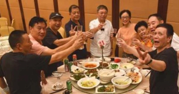 Bố chồng đi họp lớp nửa đêm chưa về, con dâu đi đón thì tận mắt thấy cảnh tượng không tin nổi Bố chồng đi họp lớp nửa đêm chưa về, con dâu đi đón thì tận mắt thấy cảnh tượng không tin nổi