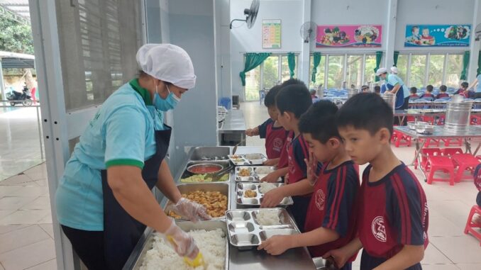 Trời ơi miễn phí ăn trưa cho h:.ọc s:.inh: Còn gì vui bằng? Trời ơi miễn phí ăn trưa cho h:.ọc s:.inh: Còn gì vui bằng?