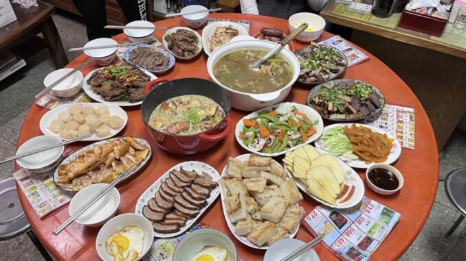 Giỗ bố chồng mà mẹ chồng chỉ đưa có một 100 nghìn làm cỗ, tôi vẫn vui vẻ nhận tiền để rồi đến giờ ăn, cả nhà được phen náo loạn Giỗ bố chồng mà mẹ chồng chỉ đưa có một 100 nghìn làm cỗ, tôi vẫn vui vẻ nhận tiền để rồi đến giờ ăn, cả nhà được phen náo loạn
