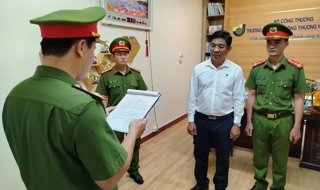 Bắt tạm giam Hiệu trưởng Trường cao đẳng Công thương miền Trung Bắt tạm giam Hiệu trưởng Trường cao đẳng Công thương miền Trung