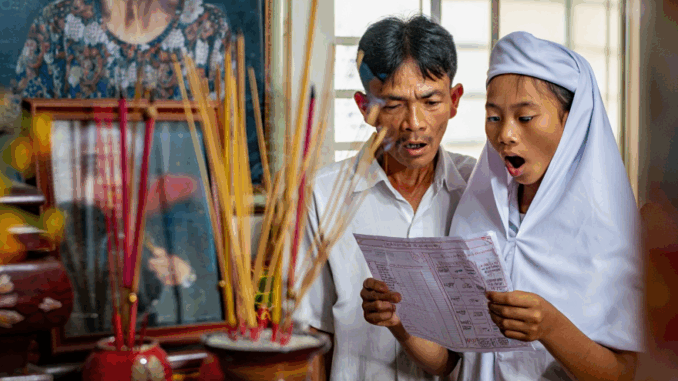 Ở chung nhà với mẹ, giờ biết tin mẹ lâm b:ệ:nh nặng anh trai và chị dâu tôi một mực đòi chuyển ra ngoài sống, tôi dù là con gái nhưng vẫn cố gắng về ở để chăm mẹ, ngày mẹ m:ấ:t, bức thư trong chiếc túi vải mẹ để lại đã nói lên tất cả, anh chị tôi phải s;;ững s:;ờ khi tờ di chúc được đọc lên từng câu từng chữ… Ở chung nhà với mẹ, giờ biết tin mẹ lâm b:ệ:nh nặng anh trai và chị dâu tôi một mực đòi chuyển ra ngoài sống, tôi dù là con gái nhưng vẫn cố gắng về ở để chăm mẹ, ngày mẹ m:ấ:t, bức thư trong chiếc túi vải mẹ để lại đã nói lên tất cả, anh chị tôi phải s;;ững s:;ờ khi tờ di chúc được đọc lên từng câu từng chữ…
