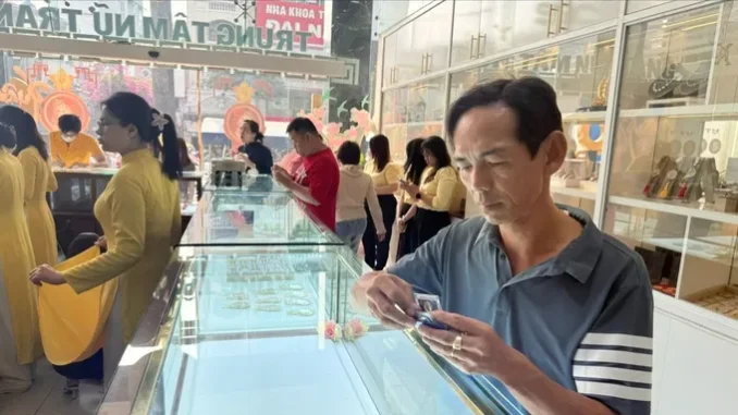 Giá vàng sáng nay: GIẢM SÂU, Hàng triệu người đang kh:óc, thất vọng tới nỗi không thiết tha đi làm nữa rồi Giá vàng sáng nay: GIẢM SÂU, Hàng triệu người đang kh:óc, thất vọng tới nỗi không thiết tha đi làm nữa rồi