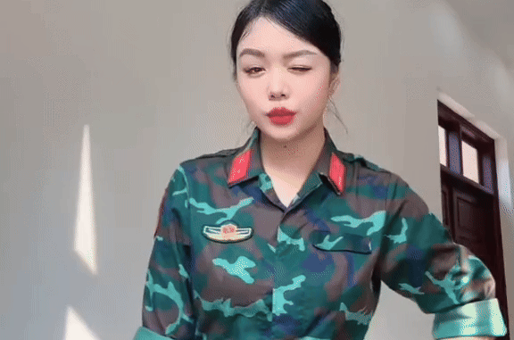 Chân dung nữ Trung úy đang vô cùng nổi tiếng trên mạng xã hội quốc tế