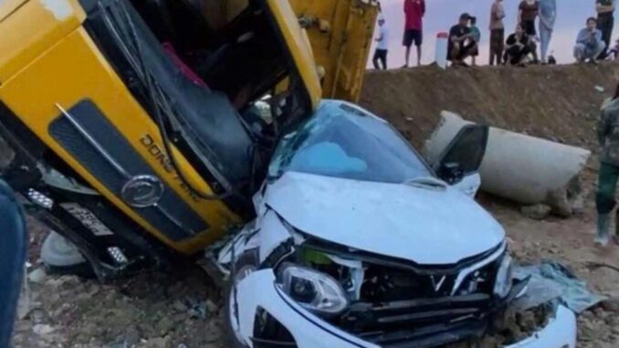 Xe tải chèn nát ô tô con trên đường kết nối cao tốc ở Hà Tĩnh Xe tải chèn nát ô tô con trên đường kết nối cao tốc ở Hà Tĩnh