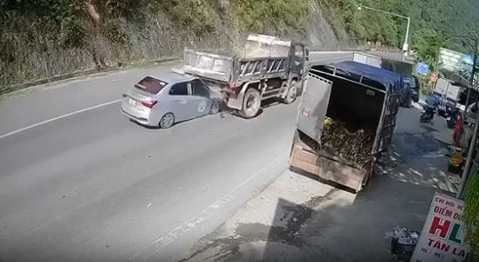 Tài xế ô tô tử vong khi lao vào đuôi xe tải đang lùi trên quốc lộ Tài xế ô tô tử vong khi lao vào đuôi xe tải đang lùi trên quốc lộ