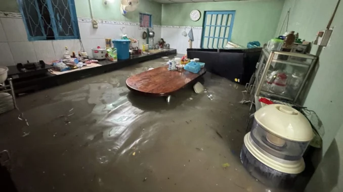 Mưa lớn gây ngập sâu, nhiều cụ già, trẻ em ở Bình Dương mắc kẹt trong nhà Mưa lớn gây ngập sâu, nhiều cụ già, trẻ em ở Bình Dương mắc kẹt trong nhà