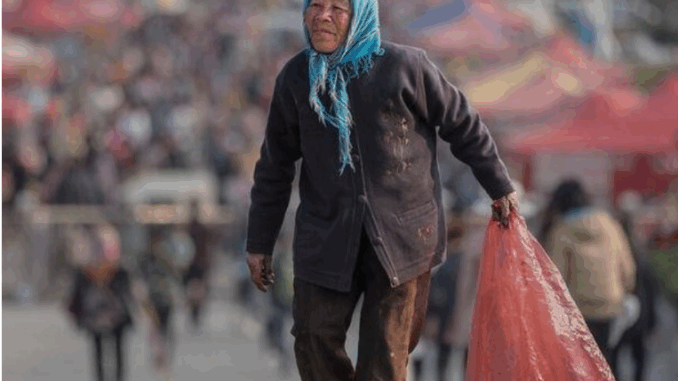Cho bà cụ ăn xin đi nhờ xe, nào ngờ 10 phút sau thì chuyện k inh kh ủng xảy ra khiến tài xế sợ t ái m ặt