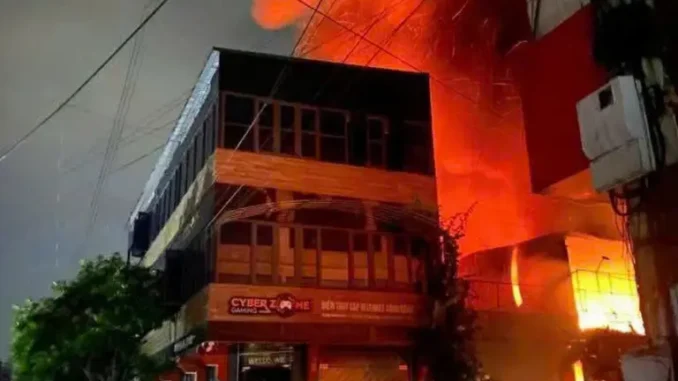 Từ chiếc ô tô bị cháy, lửa thiêu rụi 4 ngôi nhà ở Bắc Giang Từ chiếc ô tô bị cháy, lửa thiêu rụi 4 ngôi nhà ở Bắc Giang