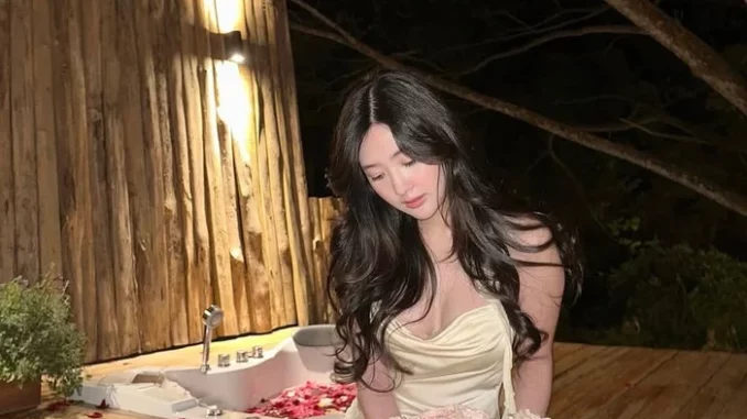 Nữ ca sĩ nổi tiếng livestream đi tắm kiếm được 80 triệu đồng, bị chỉ trích dữ dội Nữ ca sĩ nổi tiếng livestream đi tắm kiếm được 80 triệu đồng, bị chỉ trích dữ dội