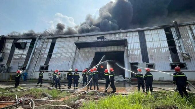 Cháy lớn thiêu rụi nhà xưởng 10.000m2, thiệt hại hơn 200 tỷ đồng Cháy lớn thiêu rụi nhà xưởng 10.000m2, thiệt hại hơn 200 tỷ đồng
