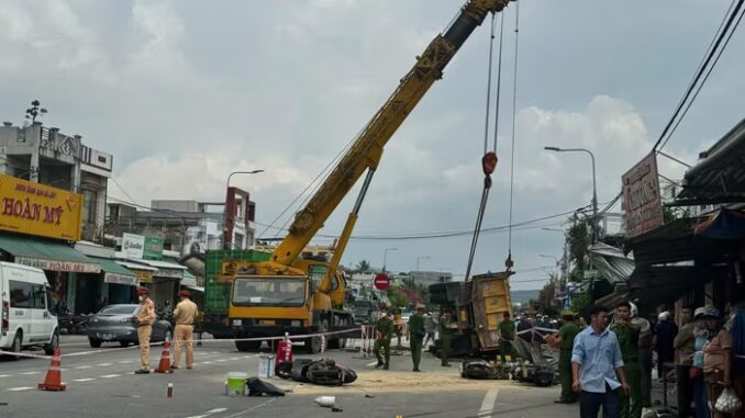 Vụ lật xe tải 4 người thương vong: Nhiều tình tiết bất ngờ dẫn đến tai nạn đau lòng Vụ lật xe tải 4 người thương vong: Nhiều tình tiết bất ngờ dẫn đến tai nạn đau lòng