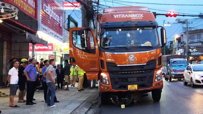 Đang dừng chờ đèn đỏ bị ô tô không người lái cán t:ử vo:ng