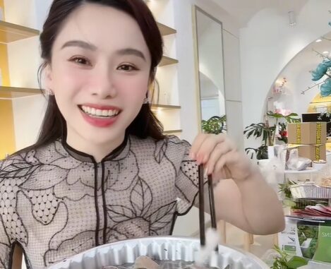Clip MC Anh Thơ ăn lòng se điếu và sốc vì một chi tiết bên trong lớp lòng: “Tưởng ăn lốp xe” Clip MC Anh Thơ ăn lòng se điếu và sốc vì một chi tiết bên trong lớp lòng: “Tưởng ăn lốp xe”
