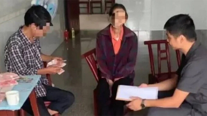 Bố chồng tôi vừa nhận quyết định về hưu cùng 3oo triệu tiền đền bù gì đó. Ngay lập tức ông ngỏ ý muốn lên thành phố sống cùng vì thương con nhớ cháu. Thực tình tôi cũng không vui vẻ lắm vì đang sống tự do quen , nhưng vì bà đã m:ất nên chồng tôi đồng ý. Thế nhưng chưa đầy 2 tháng sau, sự cố lớn xảy ra khiến tôi nghĩ đến việc tutu….. Bố chồng tôi vừa nhận quyết định về hưu cùng 3oo triệu tiền đền bù gì đó. Ngay lập tức ông ngỏ ý muốn lên thành phố sống cùng vì thương con nhớ cháu. Thực tình tôi cũng không vui vẻ lắm vì đang sống tự do quen , nhưng vì bà đã m:ất nên chồng tôi đồng ý. Thế nhưng chưa đầy 2 tháng sau, sự cố lớn xảy ra khiến tôi nghĩ đến việc tutu…..