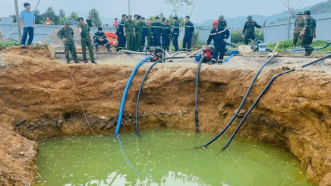 Danh tính người đi xe máy l a o xuống ‘hố t:ử th;ần’ sâu 10m Danh tính người đi xe máy l a o xuống ‘hố t:ử th;ần’ sâu 10m