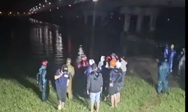 Nghi án người mẹ bỏ lại con gái lớn trên cầu, ôm con gái nhỏ nhảy sông