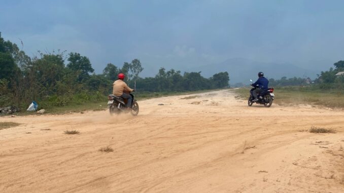 Dân kêu trời vì 2 tuyến đường “cạn” vốn, nắng bụi, mưa lầy lội Dân kêu trời vì 2 tuyến đường “cạn” vốn, nắng bụi, mưa lầy lội