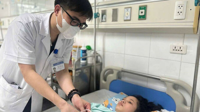 Con gái bị tai nạn, mẹ đơn thân khóc nghẹn vì không có tiền chữa trị cho con Con gái bị tai nạn, mẹ đơn thân khóc nghẹn vì không có tiền chữa trị cho con
