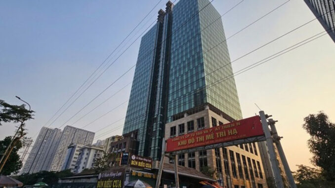 Tháp 27 tầng bỏ hoang nằm đối diện tòa nhà chọc trời cao nhất Thủ đô: Hoang phế suốt 16 năm qua, tương lai vẫn vô định