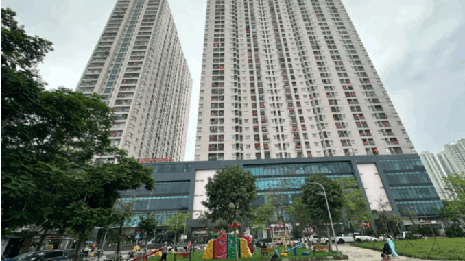 Người dân chung cư ở Hà Nội bất ngờ nh ặ t được cục t:iền từ trên cao xuống Người dân chung cư ở Hà Nội bất ngờ nh ặ t được cục t:iền từ trên cao xuống