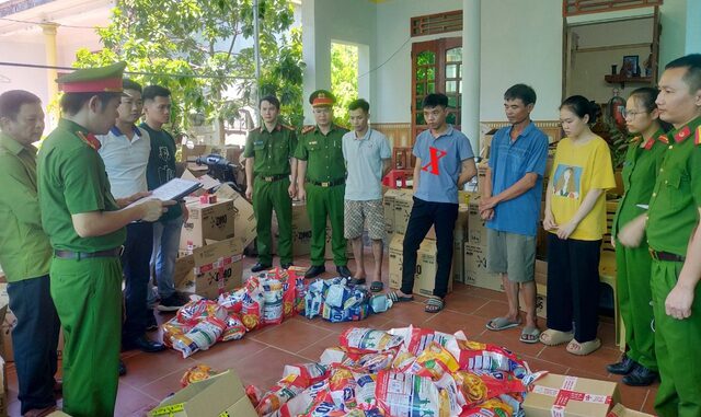 Tá hoả khi vừa triệt phá đường dây sản xuất bột giặt g:i:ả, quá kinhkhung! Tá hoả khi vừa triệt phá đường dây sản xuất bột giặt g:i:ả, quá kinhkhung!