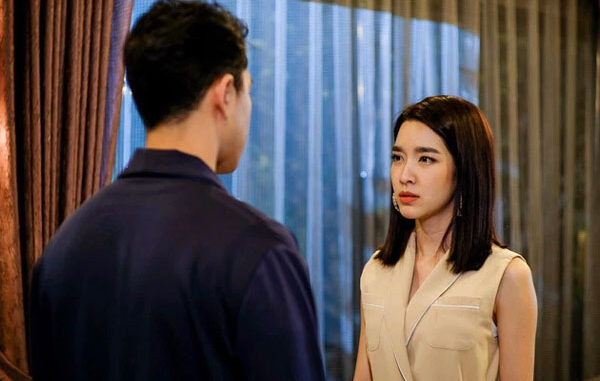 Vợ tôi sinh con gái khó khăn nên đã qua đời ngay trên bàn mổ. Khi con gái tốt nghiệp đại học, tôi bày tỏ mong muốn con tìm việc ở quê và tìm một người đàn ông ở địa phương để kết hôn để được ở gần con hơn. Kết quả là, năm thứ hai đi làm, con gái đã tìm được bạn đời ở thành phố và tiến tới hôn nhân. Trước ngày cưới, tôi không ít lần phản đối. Bởi hơn ai hết, tôi thấu hiểu con gái lấy chồng xa thì sẽ rất vất vả và tôi sẽ chẳng biết bao lâu mới được gặp nó một lần. Nhưng con gái tôi không hề quan tâm đến mong muốn của cha mà thẳng thừng tuyên bố với bác dâu: Nếu tôi không đồng ý thì con gái sẽ từ mặt, không cần tôi xuất hiện trong ngày cưới của nó nữa. Nghe con gái nói vậy, suốt đêm tôi không ngủ được…để rồi… Vợ tôi sinh con gái khó khăn nên đã qua đời ngay trên bàn mổ. Khi con gái tốt nghiệp đại học, tôi bày tỏ mong muốn con tìm việc ở quê và tìm một người đàn ông ở địa phương để kết hôn để được ở gần con hơn. Kết quả là, năm thứ hai đi làm, con gái đã tìm được bạn đời ở thành phố và tiến tới hôn nhân. Trước ngày cưới, tôi không ít lần phản đối. Bởi hơn ai hết, tôi thấu hiểu con gái lấy chồng xa thì sẽ rất vất vả và tôi sẽ chẳng biết bao lâu mới được gặp nó một lần. Nhưng con gái tôi không hề quan tâm đến mong muốn của cha mà thẳng thừng tuyên bố với bác dâu: Nếu tôi không đồng ý thì con gái sẽ từ mặt, không cần tôi xuất hiện trong ngày cưới của nó nữa. Nghe con gái nói vậy, suốt đêm tôi không ngủ được…để rồi…