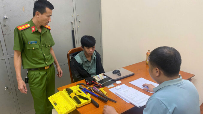 Bắt giữ tên trộm cắt khoá 2 cửa hàng trong một đêm Bắt giữ tên trộm cắt khoá 2 cửa hàng trong một đêm