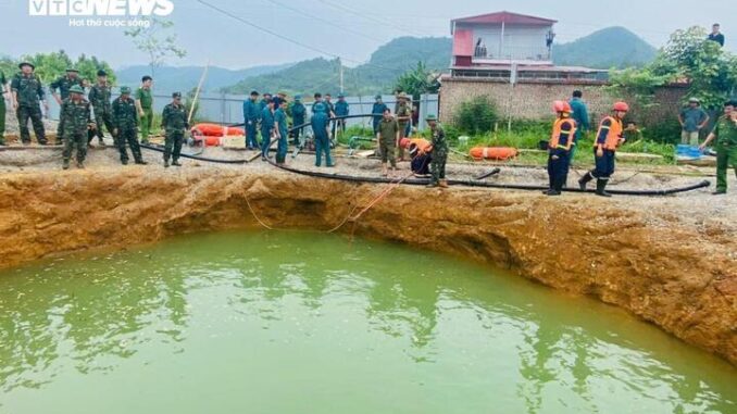 Vụ xe máy lao xuống ‘hố tử thần’: Người thân hy vọng từ manh mối chiếc áo tại hiện trường Vụ xe máy lao xuống ‘hố tử thần’: Người thân hy vọng từ manh mối chiếc áo tại hiện trường